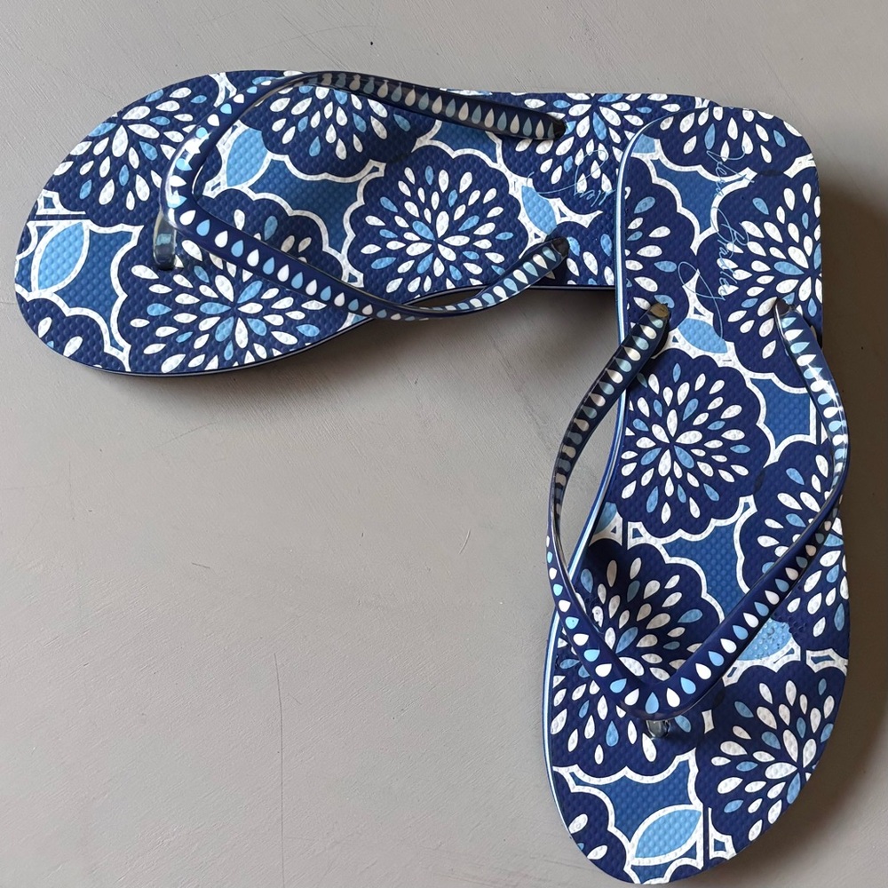 VERA BRADLEY Petal Splash Floral Pattern Cobalt Blue Flip Flop Sandals